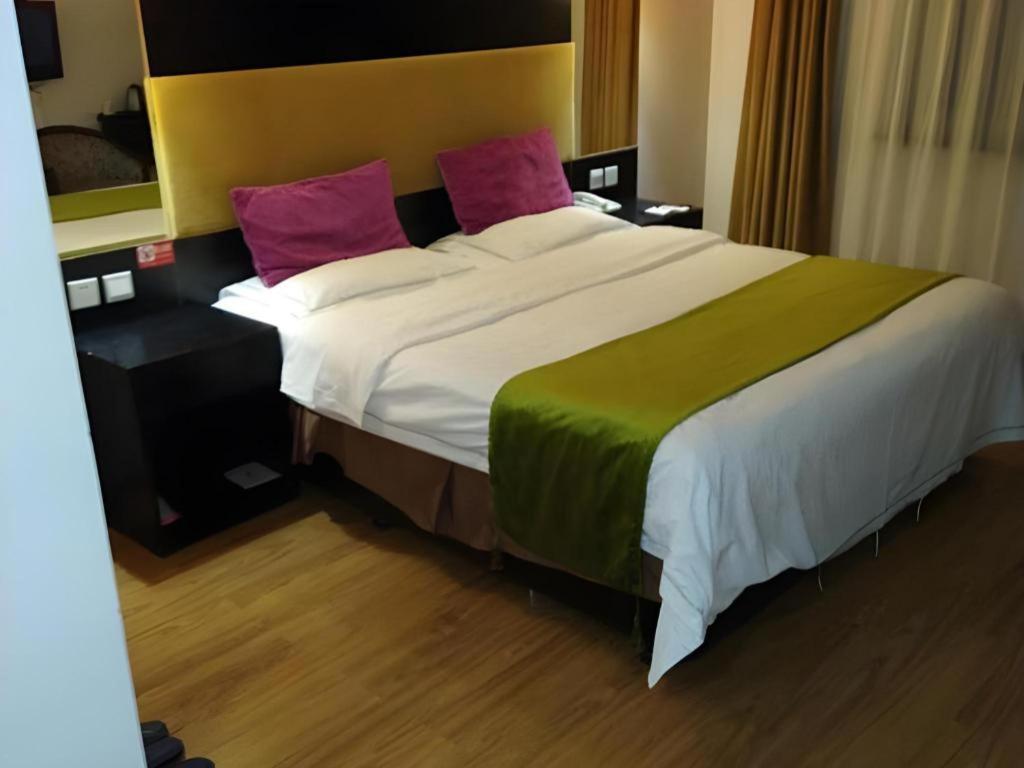 Super 8 Hotel Beijing New National Exhibition Yumin Street Exterior photo